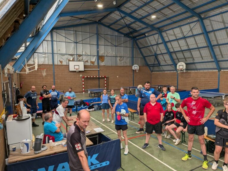 Quatre tables en jeu à la halle des sports pendant le tournoi du club